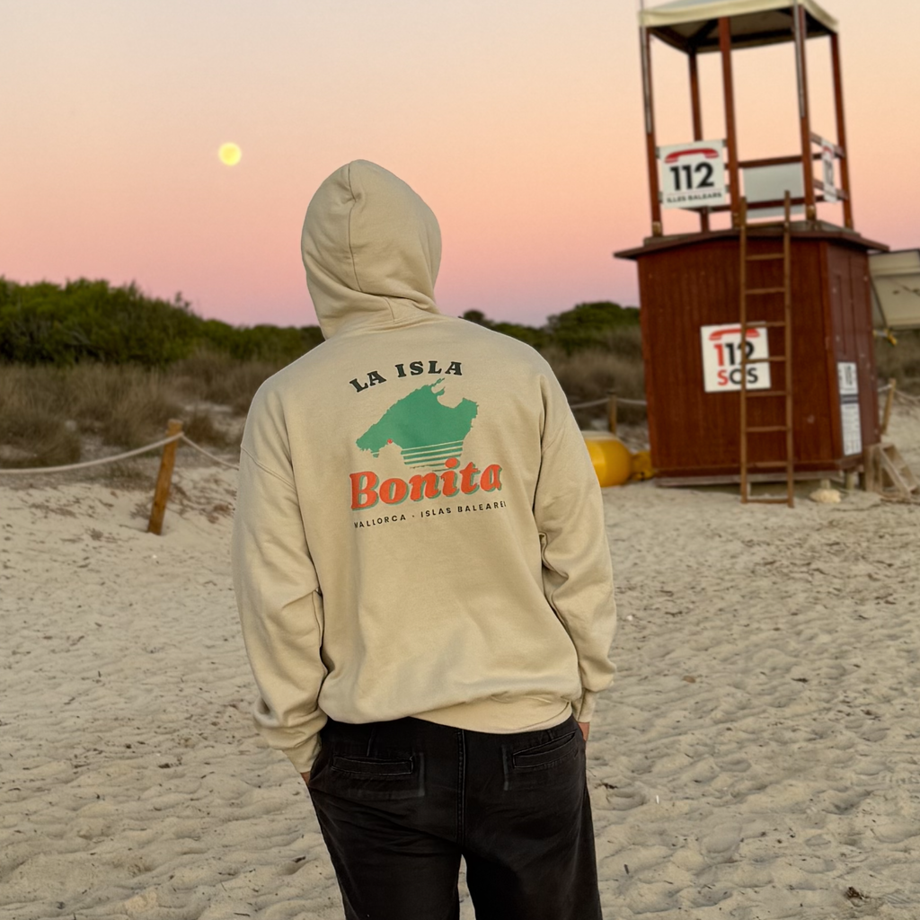 Majovida Hoodie „La Isla Bonita“ mit Rückendruck am Strand auf Mallorca