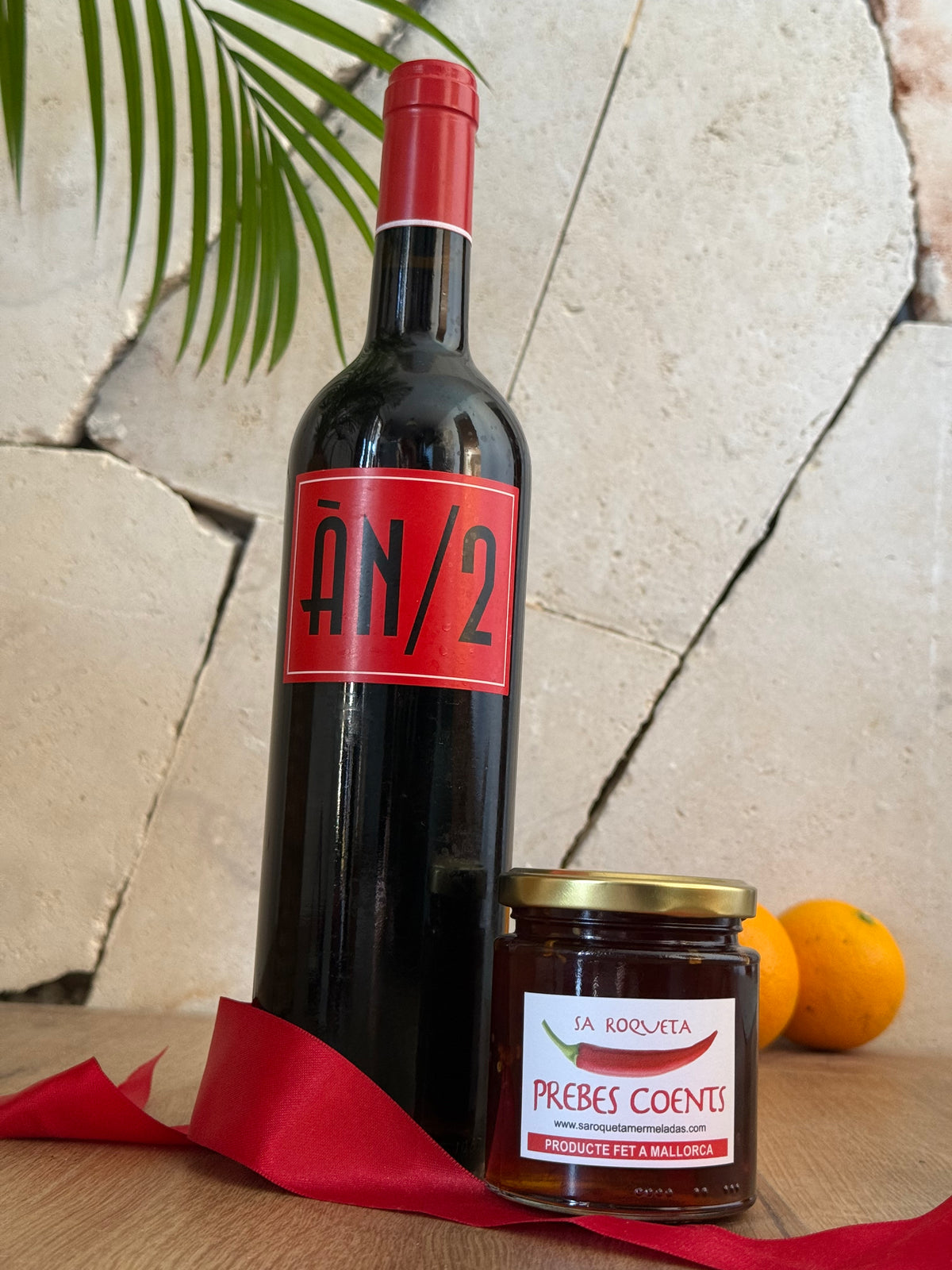 Mallorca Geschenkset mit ÀN/2 Rotwein von Ànima Negra und Chili-Marmelade von Sa Roqueta