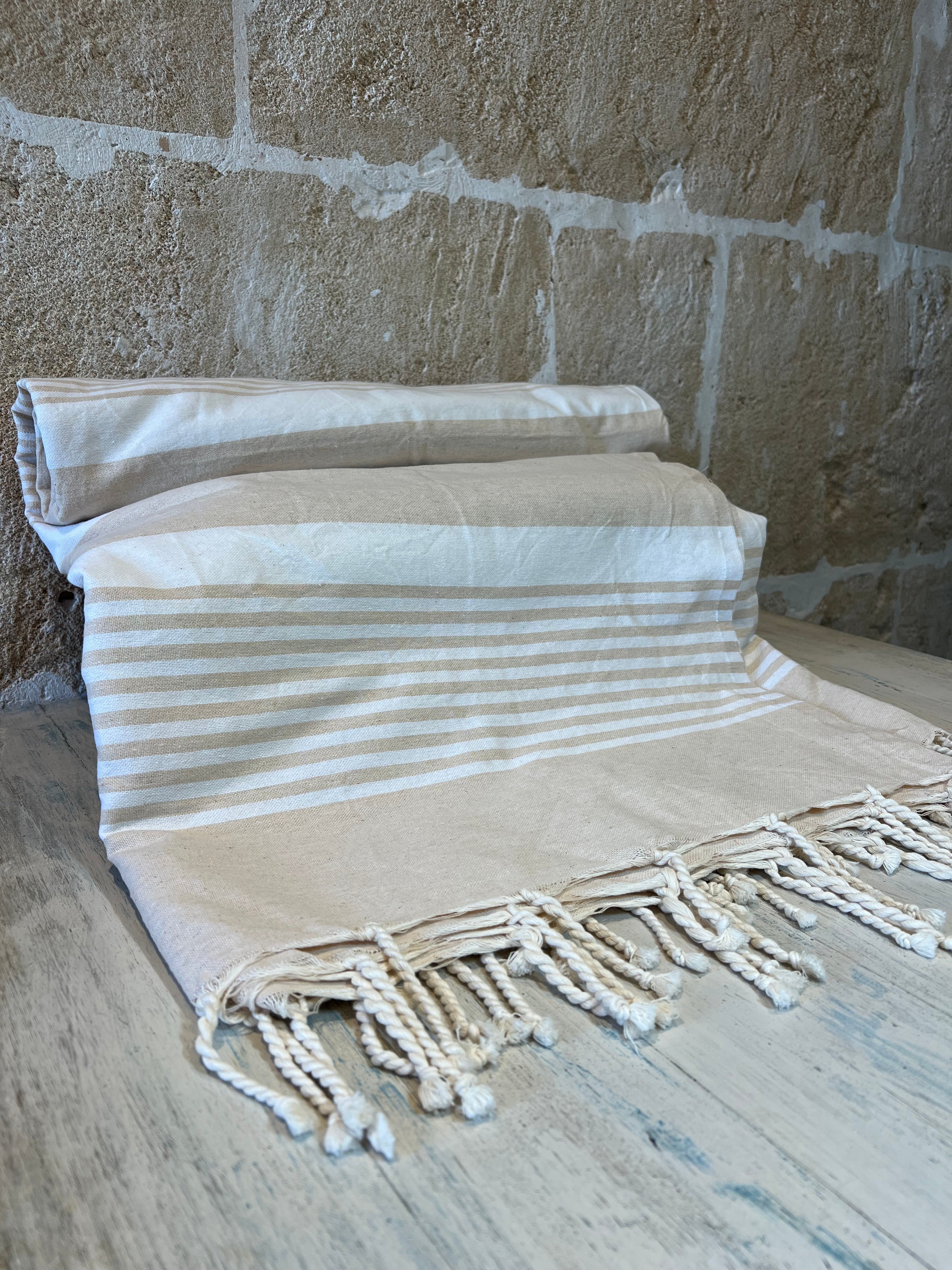 Strandtuch & Überwurfdecke – Sandbeige & Weiß (200 × 200 cm) - Majovida Islas Baleares S.L.