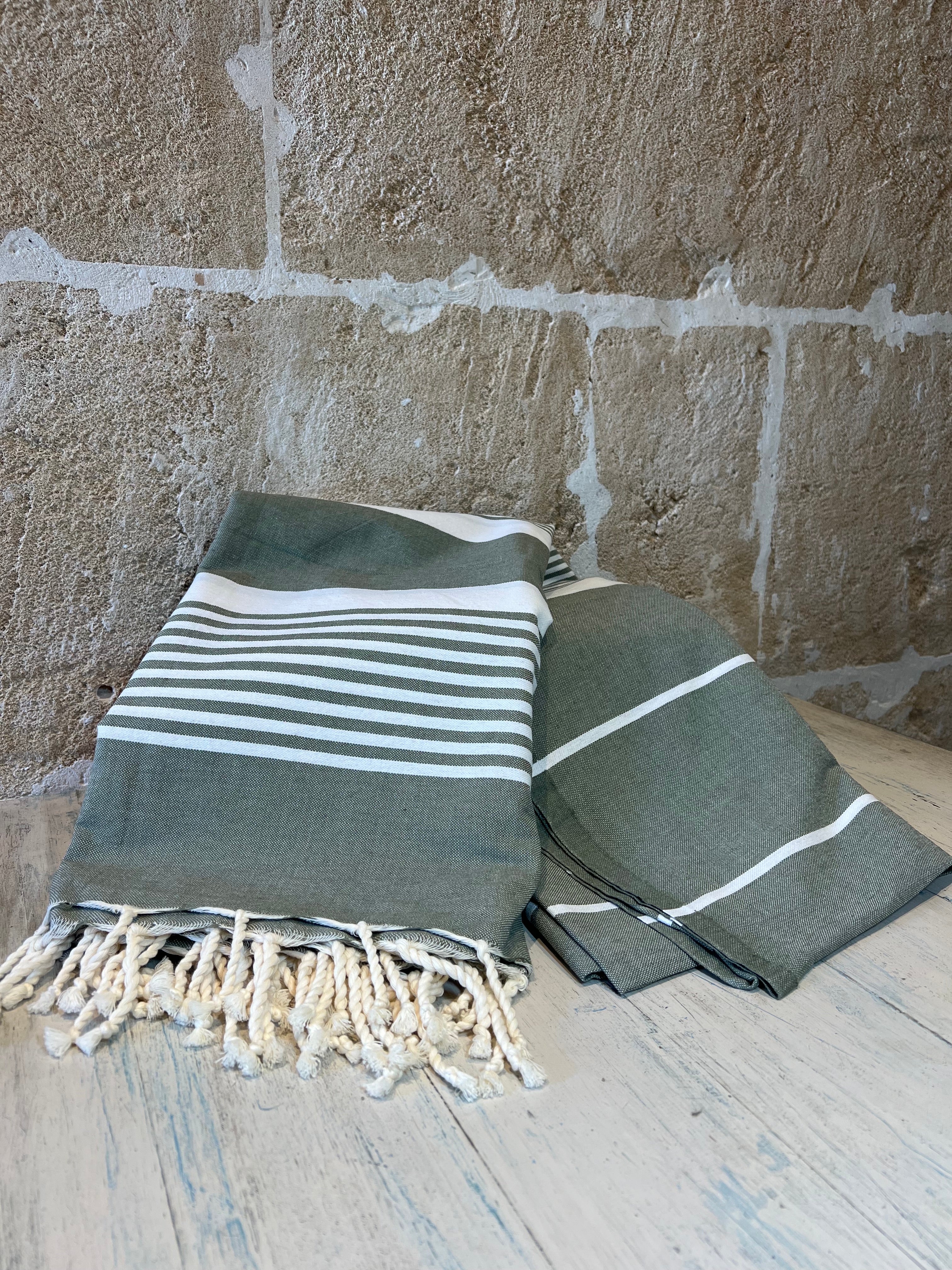 Strandtuch & Überwurfdecke – Olivgrün & Weiß (200 × 200 cm) - Majovida Islas Baleares S.L.