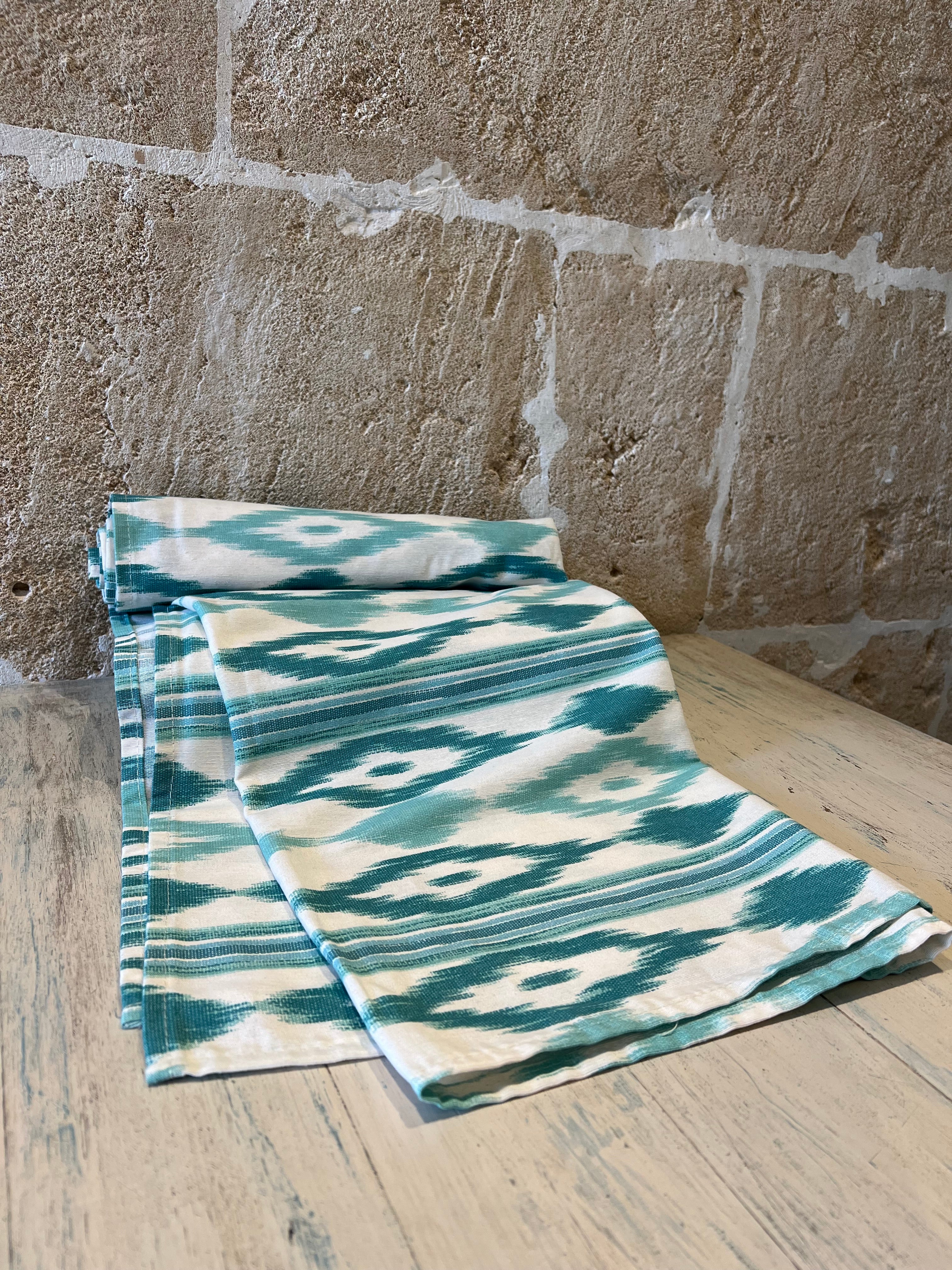 Tischdecke Ikat – Türkis & Weiß (ca. 135 × 170 cm) - Majovida Islas Baleares S.L.
