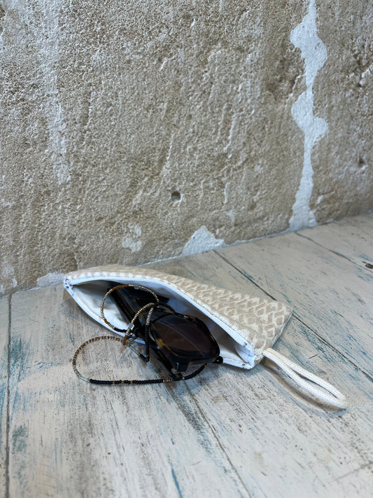 Multifunctional case – in sand beige
