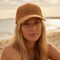 Frau mit Majovida Cord Cap in Camel am Strand auf Mallorca